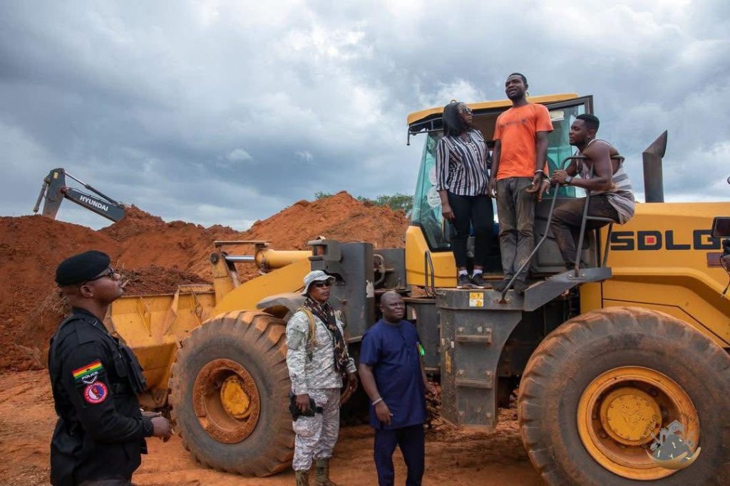 MDF Administrator and DCE of Atiwa West District, led a team of security personnel to arrest illegal miners (galamseyers) at Abomosu STEM school in the Atiwa West District.