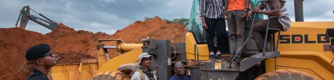 MDF Administrator and DCE of Atiwa West District, led a team of security personnel to arrest illegal miners (galamseyers) at Abomosu STEM school in the Atiwa West District.